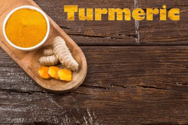 Alternatif Tıp - Curcuma longa kullanılan zerdeçal baharat. Ahşap arka plan