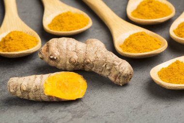 Zerdeçal tozu ve taze zerdeçal - Curcuma longa. alan metin