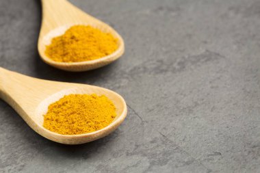 Zerdeçal (Curcuma longa) toz alan metin