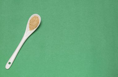 Ham organik solmayan çiçek tohumu - Amaranthus. Yeşil arka plan