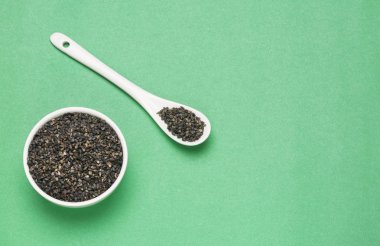 Siyah susam - Sesamum indicum organik tohumları. Yeşil arka plan