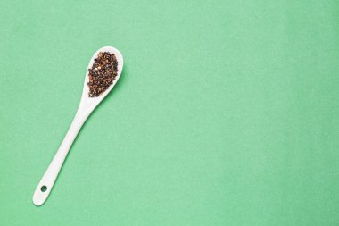 Siyah quinoa - Chenopodium quinoa tohumları. Yeşil arka plan