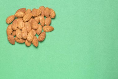 Badem fındık - Prunus dulcis. Yeşil arka plan