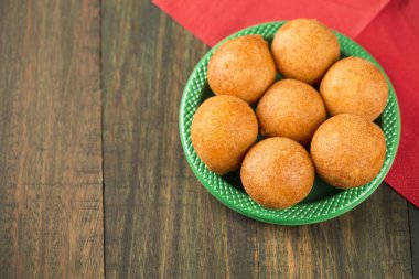 Geleneksel Kolombiya Bunuelosu - Kızarmış Peynirli Ekmek. Noel süslemesi