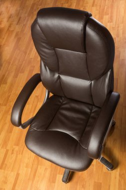 Kahverengi deri ofis koltuğu - Top görünümü şekil bozukluğu ile