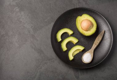 Avokado ve tuz - Persea americana 'Hass'. Üstten görünüm