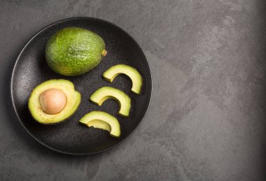 Gri arka planda Avokado - Persea americana 'Hass'