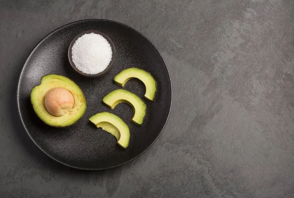 Avokado ve tuz - Persea americana 'Hass'. Üstten görünüm