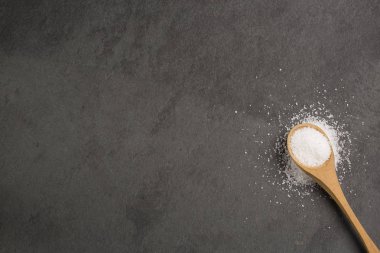 Deniz tuz kristallerinin - gri arka plan. Metin için yer