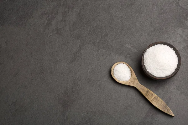 Deniz tuz kristallerinin - gri arka plan. Metin için yer