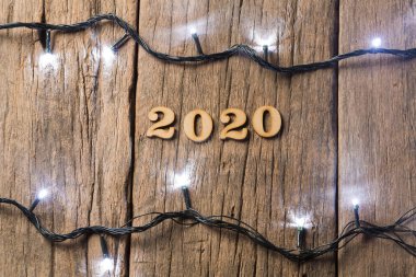 Mutlu yeni yıl - ahşap arka plan. 2020