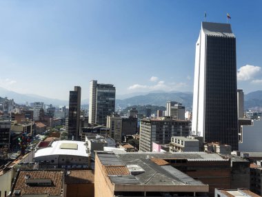 Medellin, Antioquia / Kolombiya - 26 Aralık 2018. Şehir merkezinde şehrin görünümünü. Coltejer bina, antik tiyatro ve Europa hotel 1968 ve bitiş dört yıl sonra 1972 yılında başlayan: Junin yaptırılmıştır.