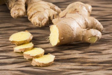 Antiviral özellikleri - Zingiber officinale Kızıl. Ahşap arka plan