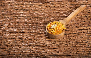 Kurutulmuş calendula çiçek - Calendula officinalis. Metin alanı