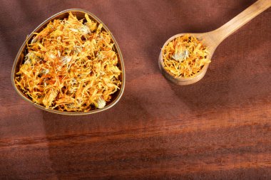 Kurutulmuş calendula çiçek - Calendula officinalis. Metin alanı