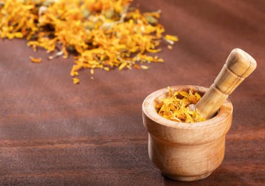 Kurutulmuş calendula çiçek - Calendula officinalis. Metin alanı