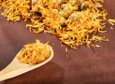 Kurutulmuş calendula çiçek - Calendula officinalis. Metin alanı