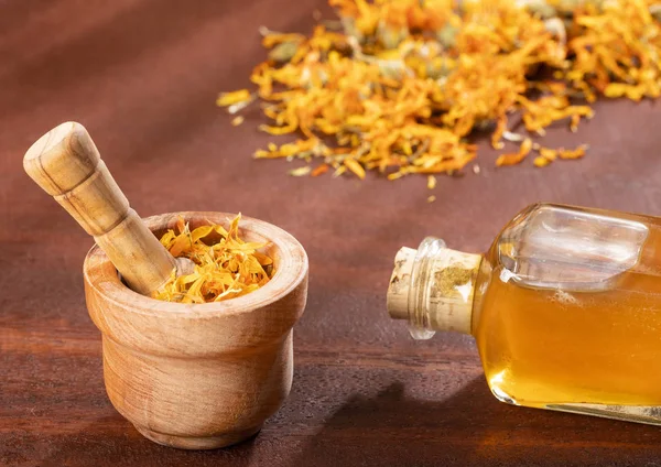 Kadife Çiçekli Aromaterapi Gerekli Yağ Calendula Officinalis — Stok fotoğraf