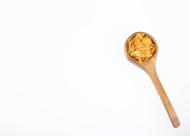 Kurutulmuş calendula çiçek - Calendula officinalis. Beyaz arka plan