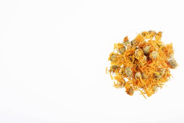 Kurutulmuş calendula çiçek - Calendula officinalis. Beyaz arka plan