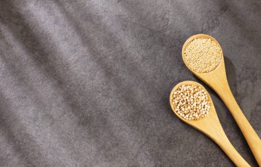 Haşhaş ve ham solmayan çiçek tohumları - Amaranthus. Metin alanı