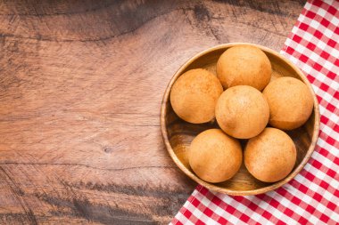 Geleneksel Kolombiya bunuelo - derin kızarmış peynir ekmek. alan metin