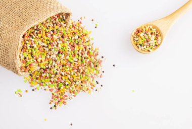 Kuşlar - Kanarya ve muhabbet kuşu için karışım. Kuş yemi