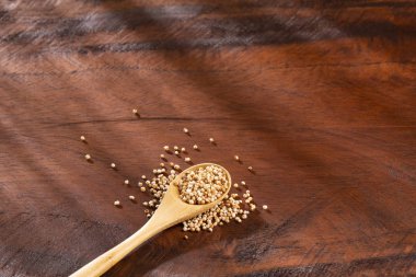 Solmayan çiçek tahıl - Amaranthus attı. Ahşap arka plan