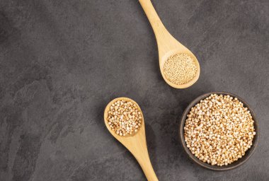 Haşhaş ve ham solmayan çiçek tohumları - Amaranthus. Üstten Görünüm