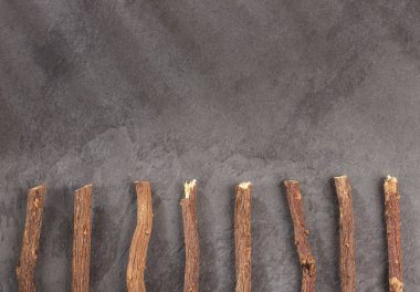 Meyan kökü kökleri - Glycyrrhiza glabra. alan metin