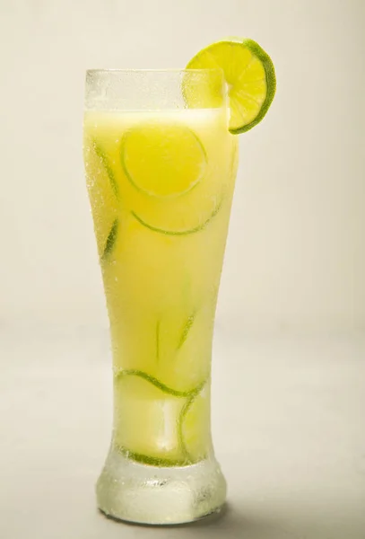 레몬-흰색 배경으로 물 잔 — 스톡 사진