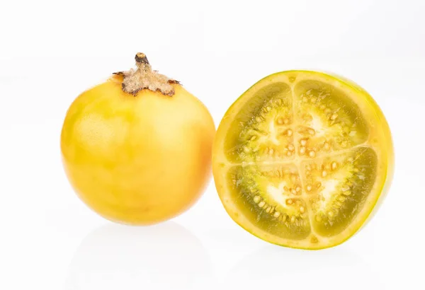 Typische Colombiaanse exotische tropische vruchten genaamd lulo (Solanum quitoense) — Stockfoto