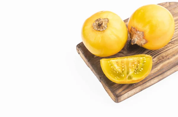 Typisch kolumbianische tropische exotische Frucht namens lulo (solanum quitoense)) — Stockfoto