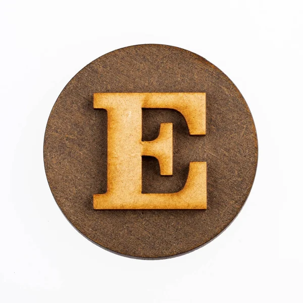 Az ábécé - fából készült kör E betű — Stock Fotó