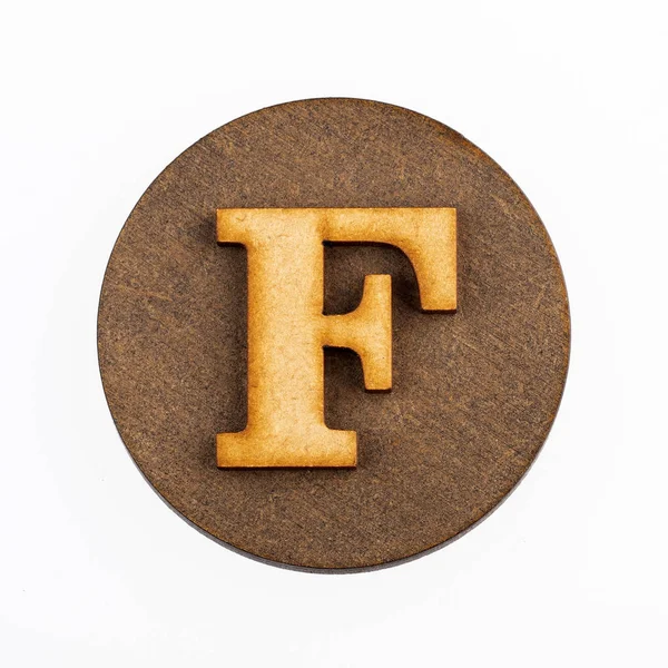 Carta F do alfabeto - círculo de madeira — Fotografia de Stock