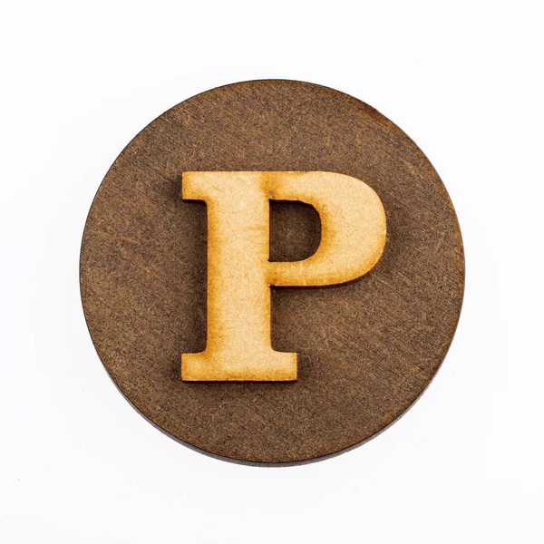 Lettre P de l'alphabet - cercle en bois — Photo