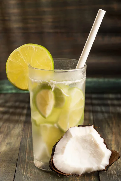 Citromlé és a kókusz juice - Citrus × limon — Stock Fotó