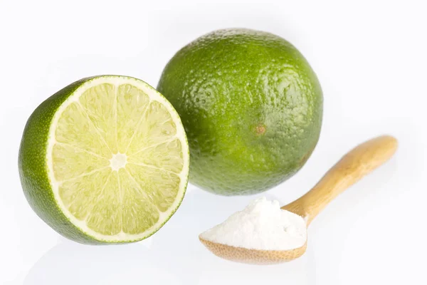 Soda para hornear con limón - Fondo blanco — Foto de Stock
