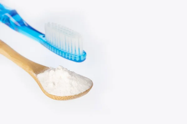 Cepillo de dientes y bicarbonato de sodio para limpiar - Fondo blanco — Foto de Stock