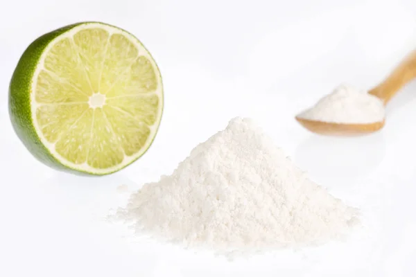 Soda para hornear con limón - Fondo blanco — Foto de Stock