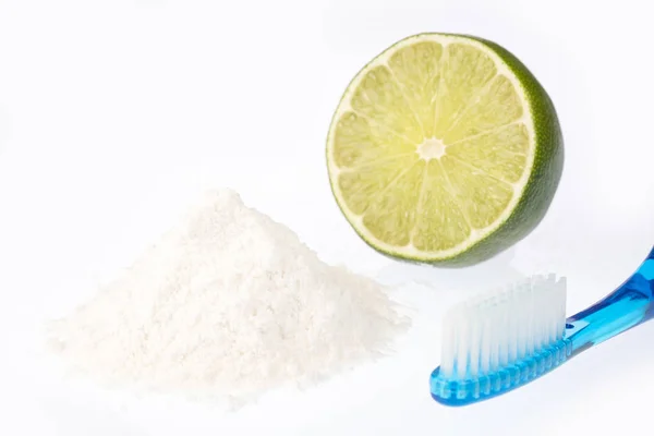 Cepillo de dientes, bicarbonato y limón - Citrus jalá latifolia — Foto de Stock