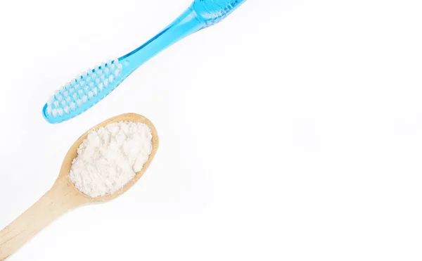 Cepillo de dientes y bicarbonato de sodio para limpiar - Fondo blanco — Foto de Stock