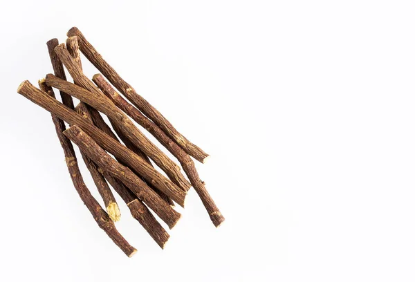 Detailní záběr kořene ájurvédské byliny Lékořice kořen, Lékořice kořen, Mulethi nebo Glycyrrhiza glabra kořen na dřevěném povrchu je velmi prospěšné pro zklidnění žaludku, otravy, žaludeční vředy — Stock fotografie