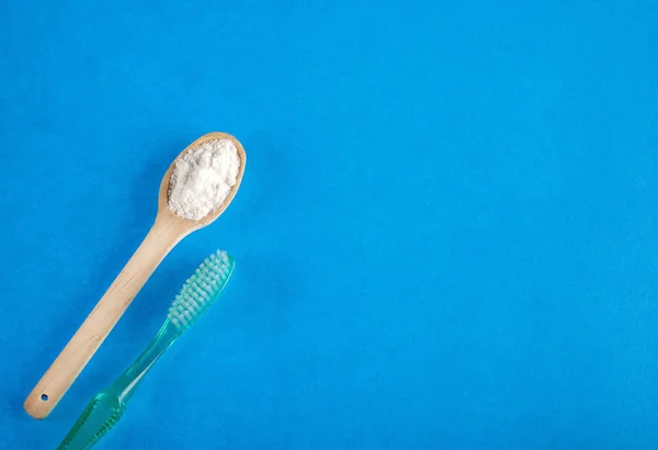 Cepillo de dientes y bicarbonato de sodio para limpiar - Espacio de texto — Foto de Stock