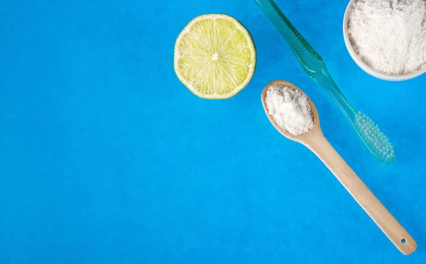 Cepillo de dientes, bicarbonato y limón - Citrus latifolia — Foto de Stock