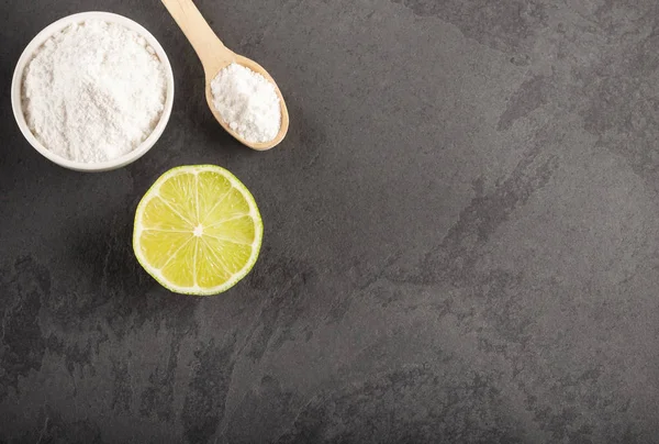 Soda para hornear (bicarbonato de sodio) y limón — Foto de Stock