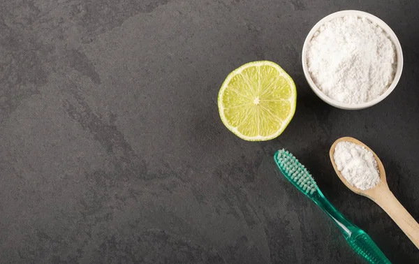 Bicarbonato de sodio con limón y cepillo — Foto de Stock