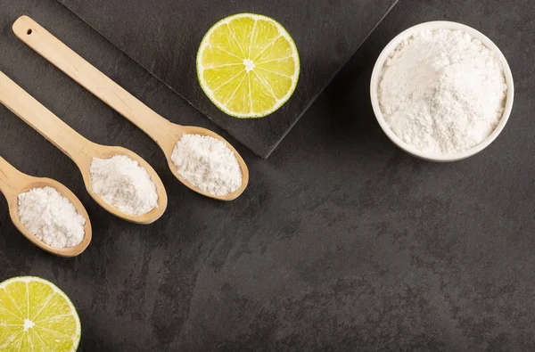 Soda para hornear (bicarbonato de sodio) y limón — Foto de Stock