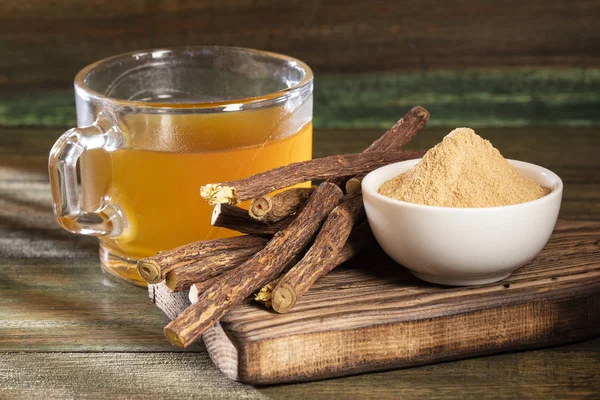 Meyan kökü tozu üzerinde ahşap masa - Glycyrrhiza glabra