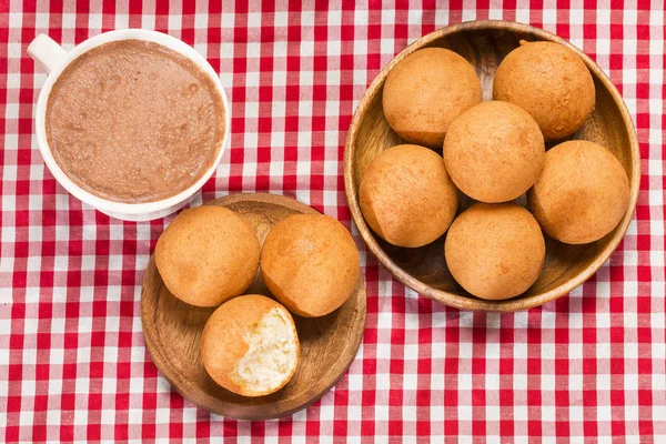 Colombiaanse ontbijt - Buñuelos en warme chocolademelk — Stockfoto